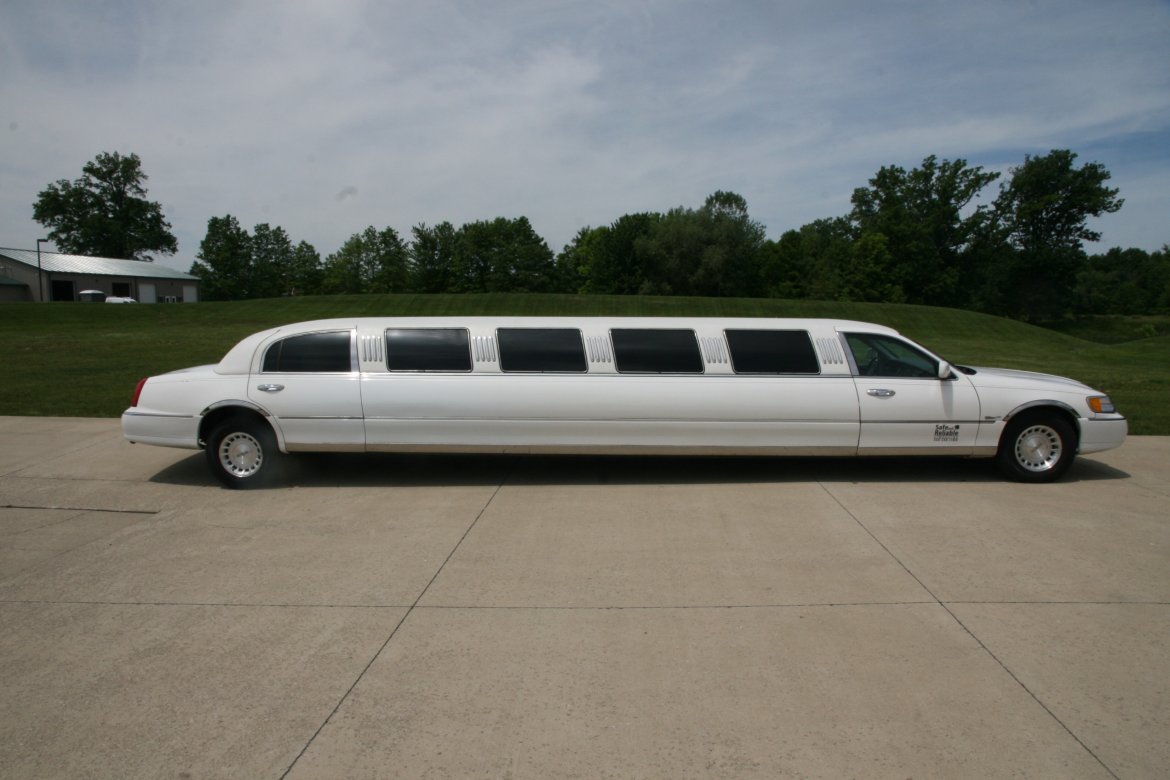 Limousine for sale: 2000 Lincoln Town Car Limousine 180&quot;