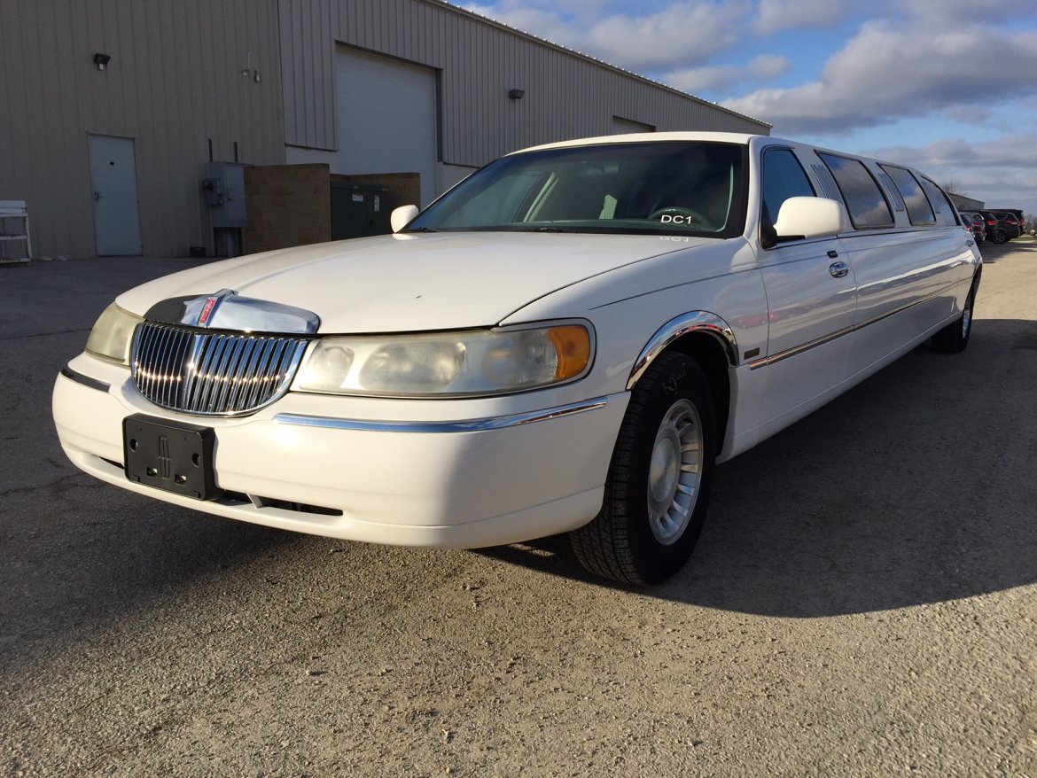 Limousine for sale: 2001 Lincoln Town Car Executive Limousine