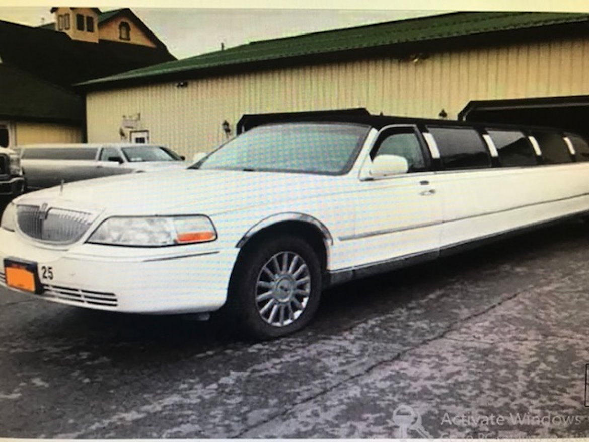 Limousine for sale: 2003 Lincoln Town Car 140&quot;