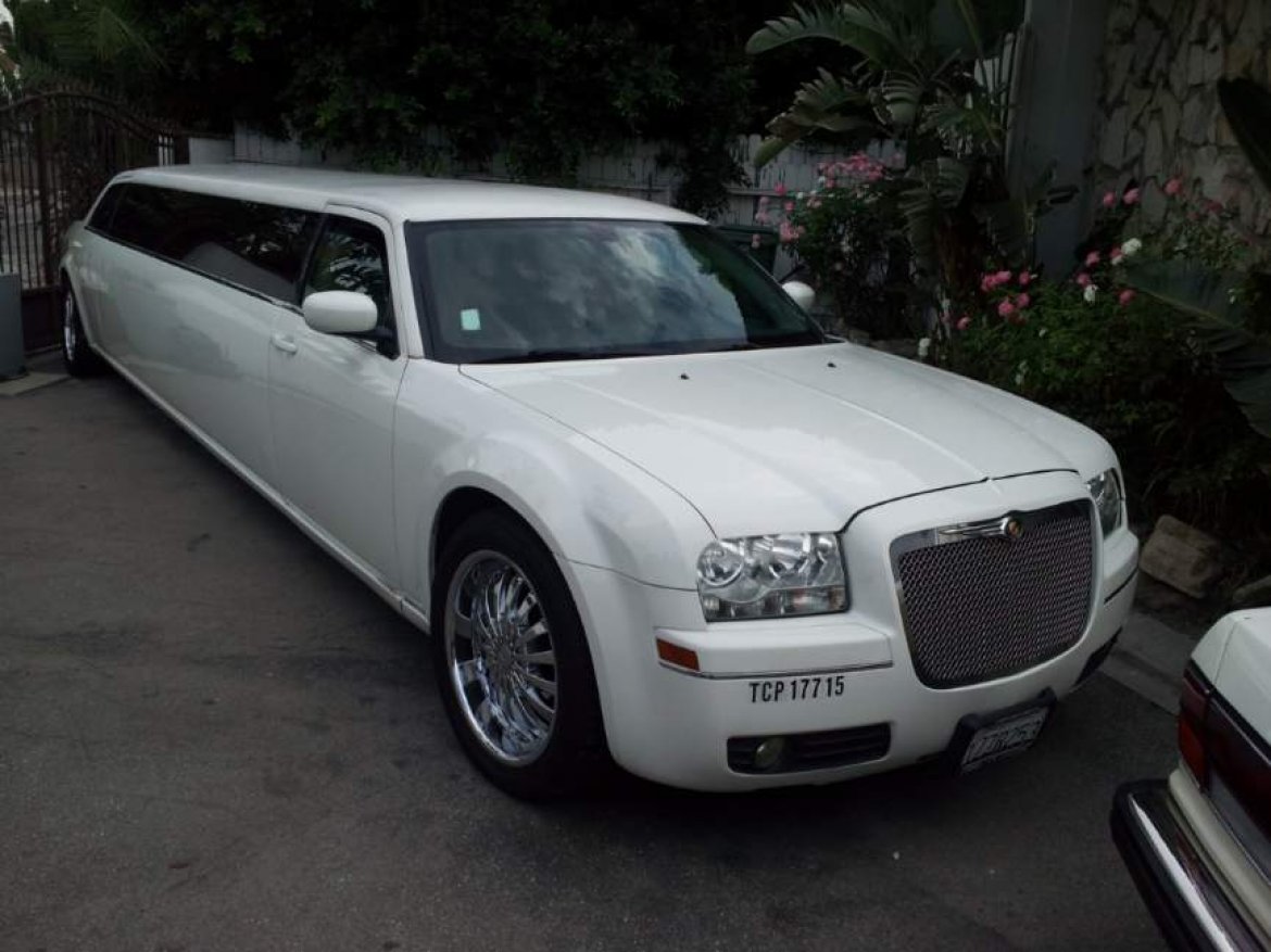 Limousine for sale: 2006 Chrysler 300 140&quot;