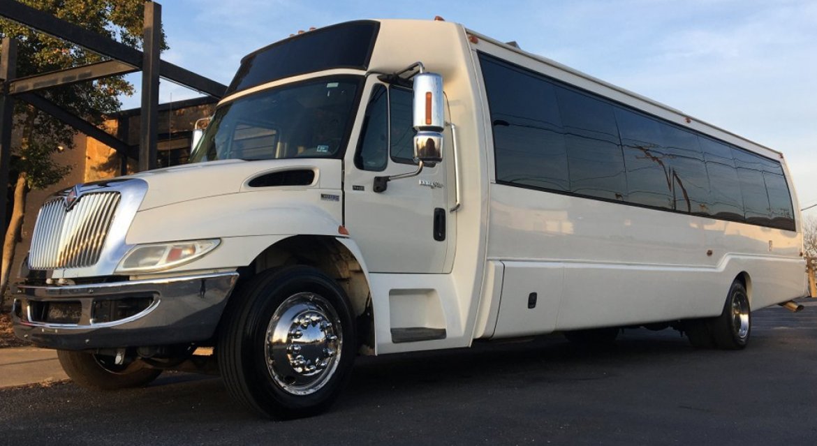 Limo Bus for sale: 2006 International Krystal Koach KK38 by Krystal Koach