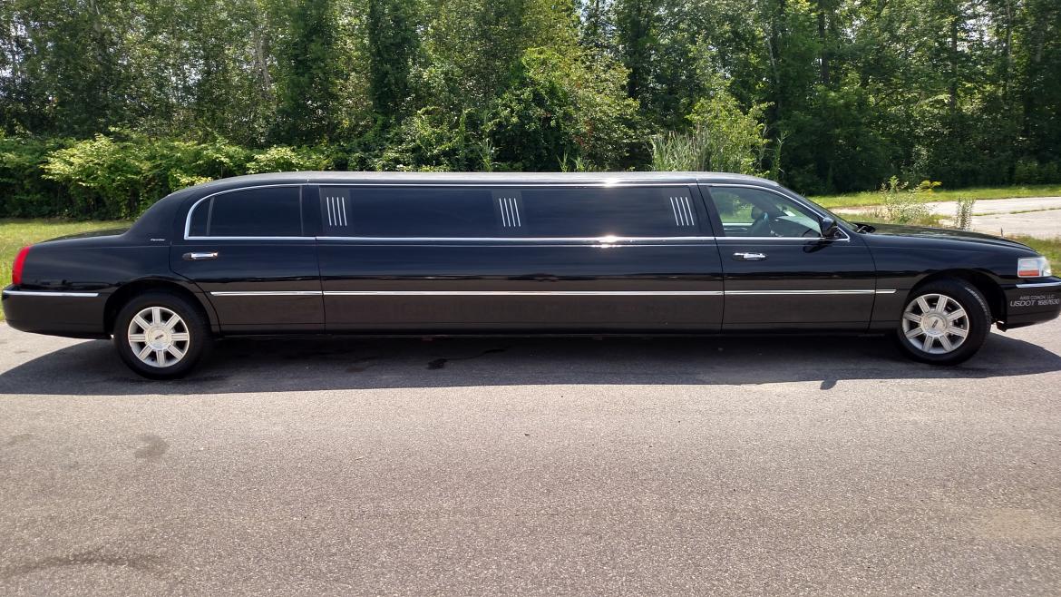 Limousine for sale: 2007 Lincoln Town Car 120&quot; by Executive Coach Builders