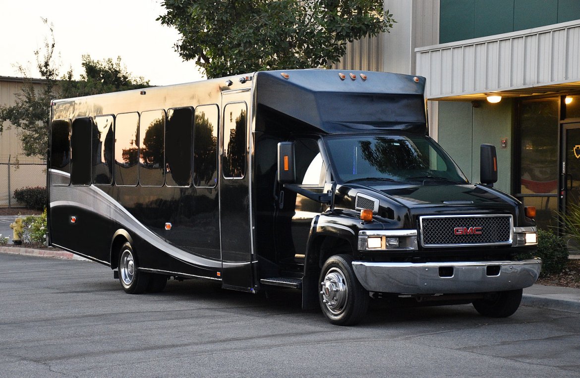 Limo Bus for sale: 2007 GMC 5500 by Federal