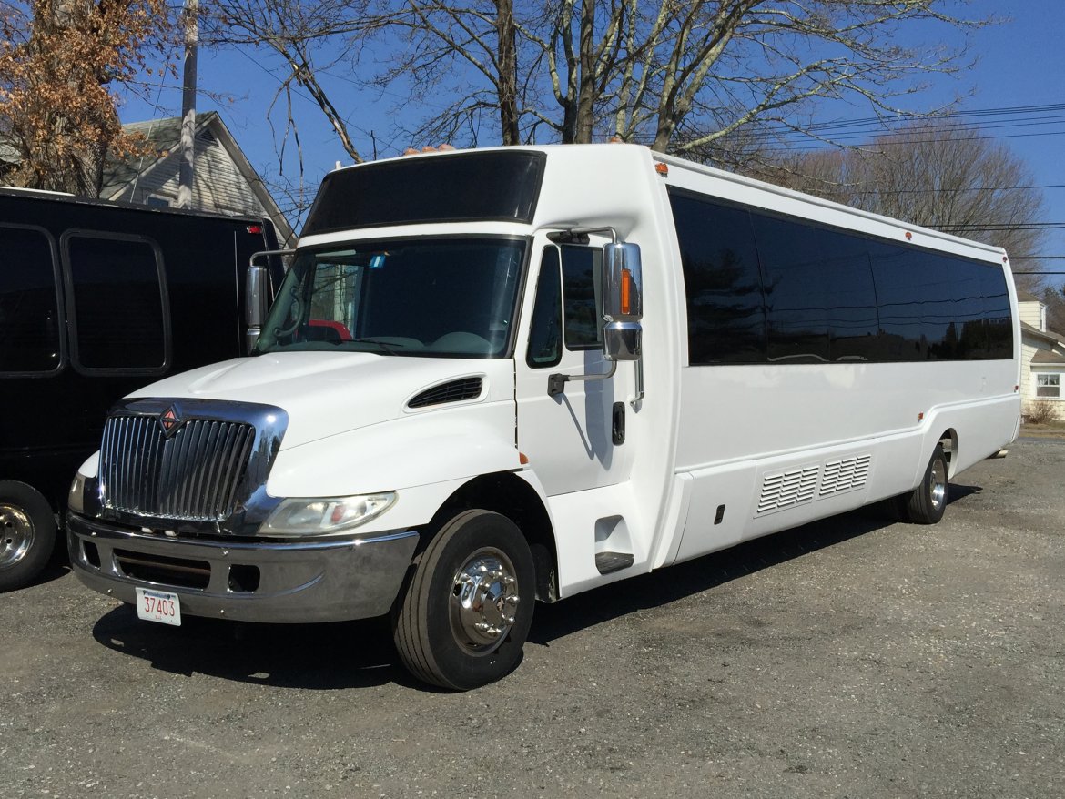 Limo Bus for sale: 2007 International KK38 by Krystal