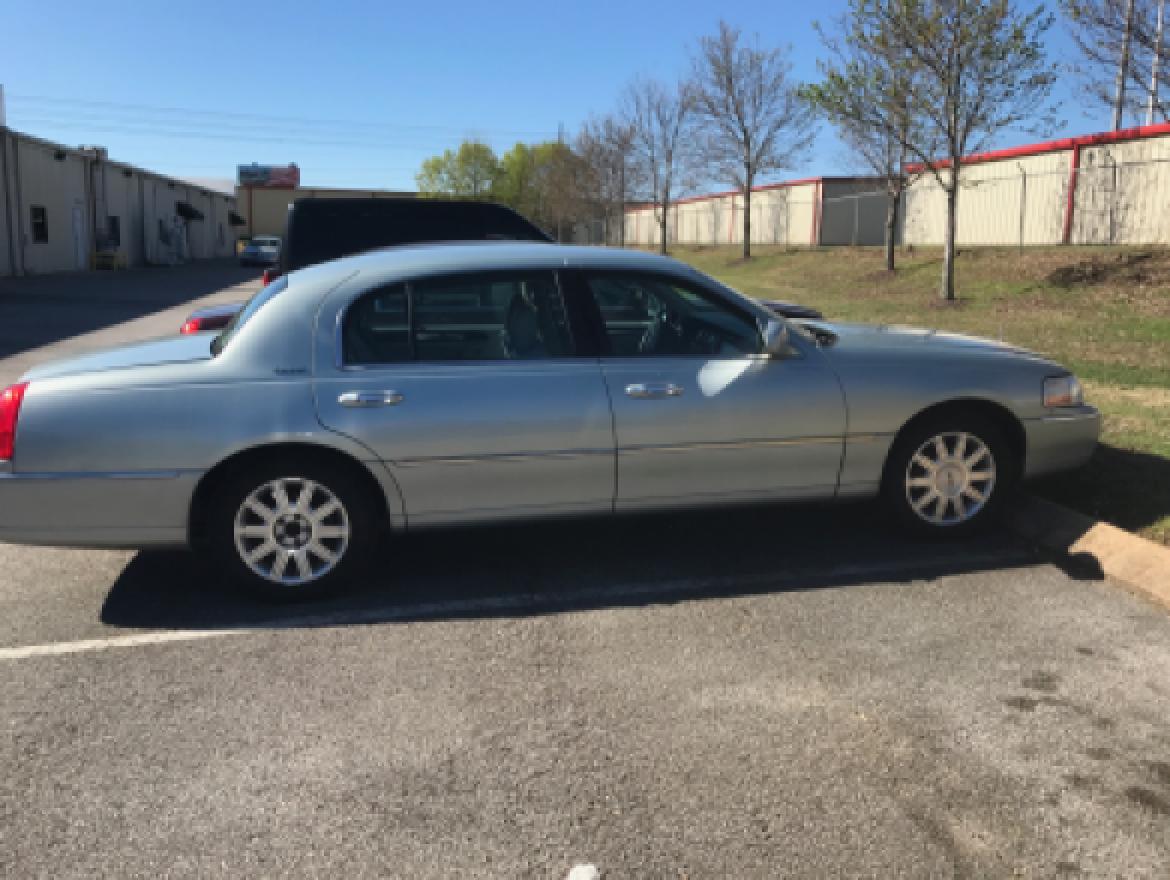 Sedan for sale: 2007 lincoln towncar