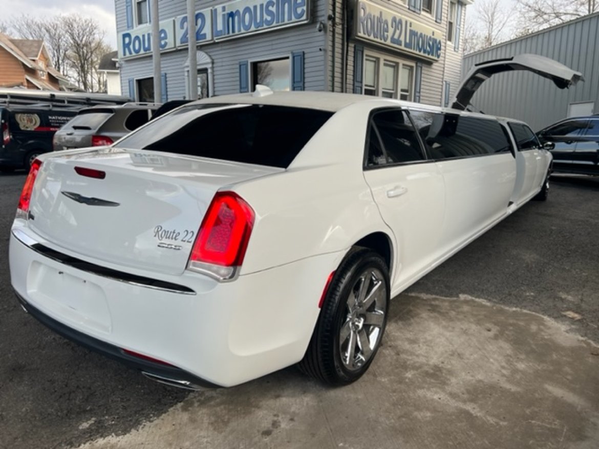 Limousine for sale: 2015 Chrysler 180&quot; Limousine 180&quot; by SPV Coach